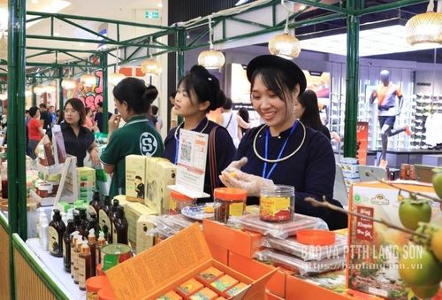 Hợp tác xã Nông sản Toàn Thương, xã Na Sầm trưng bày sản phẩm OCOP, nông sản tại Hội chợ xúc tiến thương mại, nông nghiệp, sản phẩm OCOP năm 2025 ở Hà Nội