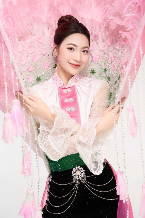 Hoa Hậu Lương Thùy Linh và bộ trang phục do Anh Tuấn thiết kế.
