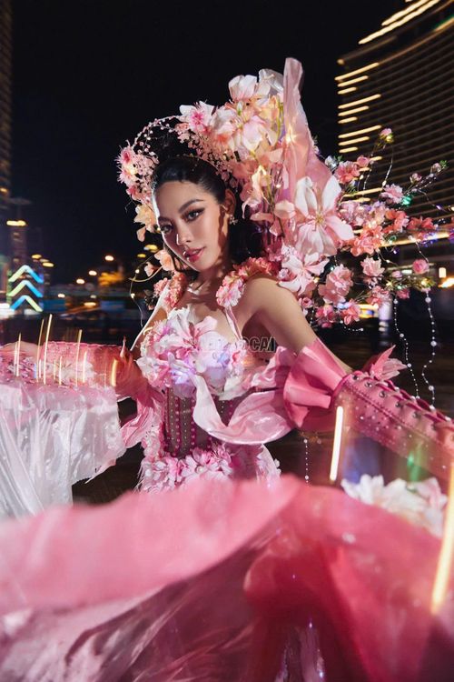 "Dạ Vũ Hoa Ban" - bộ trang phục Anh Tuấn tham gia cuộc thi thiết kế trang phục lễ hội thuộc khuôn khổ Hoa hậu Hoàn Vũ Việt Nam 2025.