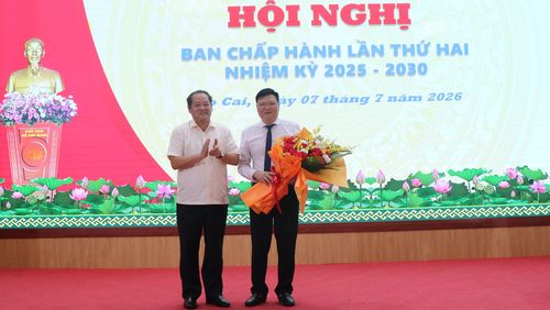 Đồng chí Lý Bình Minh - Ủy viên Ban Chấp hành Đảng bộ tỉnh, Phó Chủ tịch Hội đồng nhân dân tỉnh chúc mừng tân Phó Chủ tịch LĐLĐ tỉnh Nguyễn Hồng Thoan.