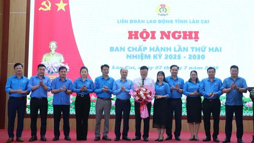 Các đại biểu chụp ảnh lưu niệm cùng đồng chí Nguyễn Hồng Thoan.