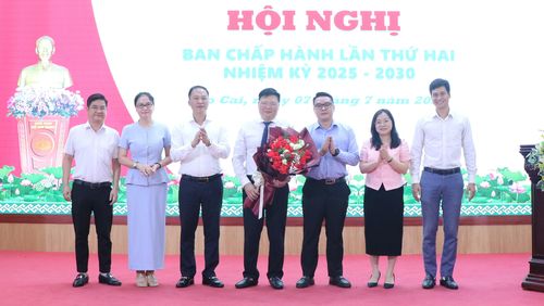 Đoàn đại biểu Quốc hội và Hội đồng nhân dân tỉnh chúc mừng đồng chí Nguyễn Hồng Thoan.