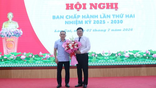 Lãnh đạo Ban Tổ chức Tỉnh ủy chúc mừng đồng chí Nguyễn Hồng Thoan.