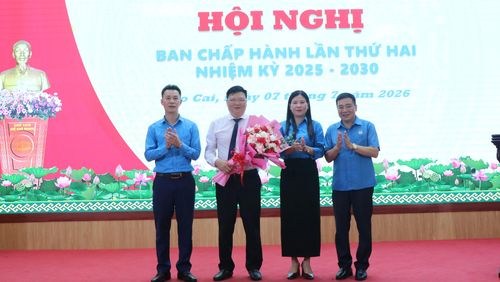 Lãnh đạo các đơn vị tặng hoa chúc mừng đồng chí Nguyễn Hồng Thoan.
