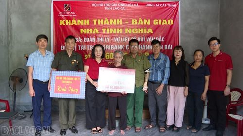 Bà Đoàn Thị Lý xúc động đón nhận tình cảm của chính quyền địa phương và các cơ quan ban ngành đoàn thể.