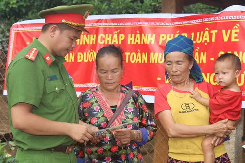 Công an xã Quảng Tân tuyên truyền pháp luật, vận động người dân chấp hành các quy định của Nhà nước