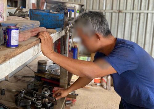 Anh N.T.R. và tiệm sửa chữa xe máy - Ảnh Lê Tiến