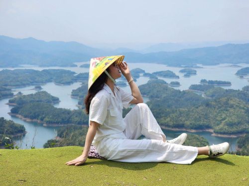 Khung cảnh từ trên cao hồ Tà Đùng được ví như Vịnh Hạ Long thu nhỏ trên cao nguyên