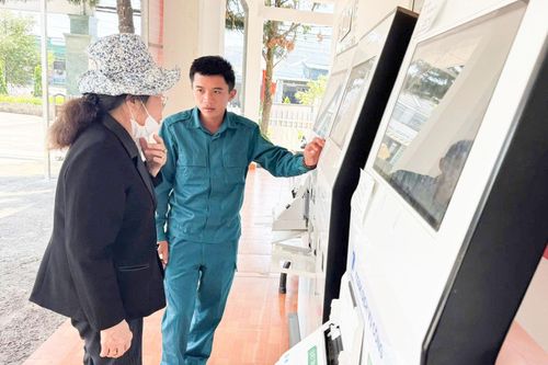 Lực lượng dân quân hỗ trợ người dân thực hiện thủ tục hành chính