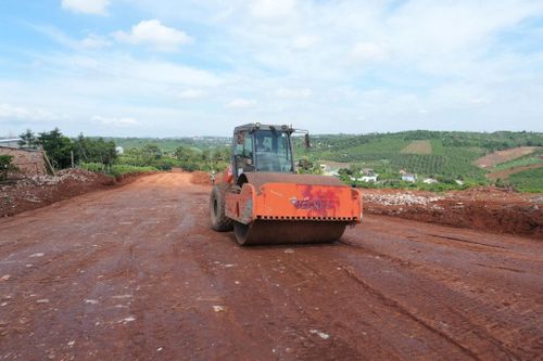 San gạt đất làm đường nội bộ chở vật liệu xây dựng đoạn cao tốc Bảo Lộc - Liên Khương