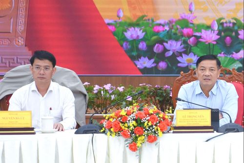 Ủy viên Ban Thường vụ Tỉnh ủy, Phó Chủ tịch Thường trực UBND tỉnh Lê Trọng Yên và Giám đốc Sở Công thương Nguyễn Bá Út chủ trì tham dự tại điểm cầu trực tuyến Lâm Đồng