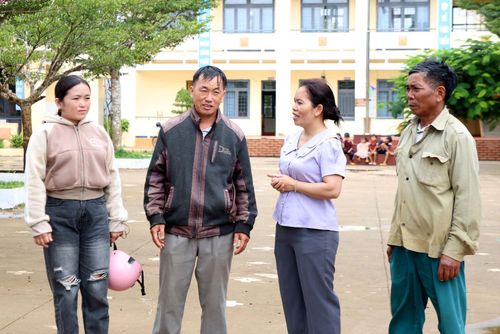 Giáo viên trao đổi với phụ huynh về việc đưa con em tới trường học tiếng Việt