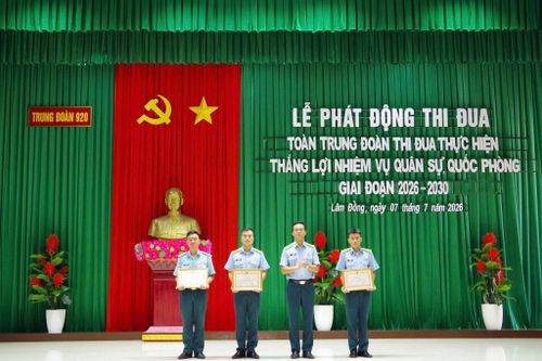 Đại tá Nguyễn Ngọc Đô, Trung đoàn trưởng Trung đoàn 920 trao Bằng khen của Bộ trưởng Bộ Quốc phòng cho các cá nhân