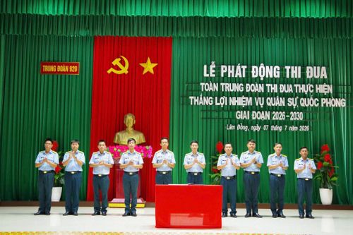 Thủ trưởng Trung đoàn, đại diện các cơ quan, đơn vị trực thuộc ký kết, quyết tâm thực hiện thắng lợi các nội dung, chỉ tiêu của phong trào thi đua