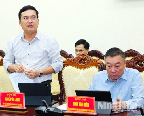 Đồng chí Nguyễn Văn Lượng, Ủy viên Ban Thường vụ Tỉnh ủy, Giám đốc Sở Xây dựng phát biểu tại hội nghị.