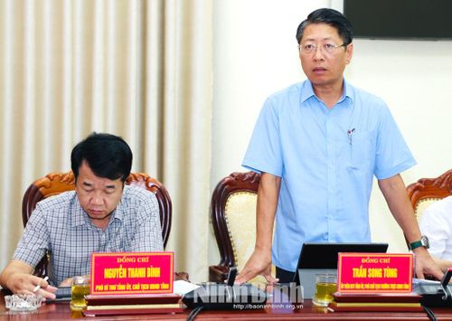 Đồng chí Trần Song Tùng, Ủy viên Ban Thường vụ Tỉnh ủy, Phó Chủ tịch Thường trực UBND tỉnh phát biểu tại hội nghị.