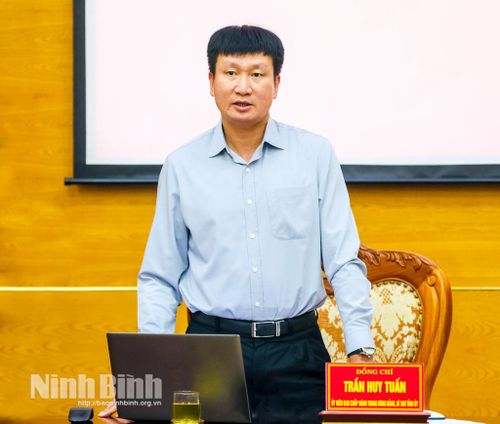Đồng chí Trần Huy Tuấn, Ủy viên Trung ương Đảng, Bí thư Tỉnh ủy, Trưởng Ban Chỉ đạo các dự án trọng điểm tỉnh phát biểu kết luận hội nghị.