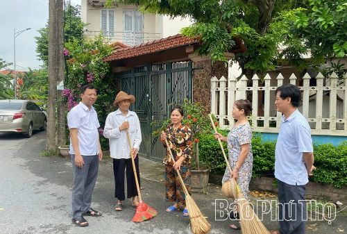 Cán bộ, đảng viên và Nhân dân Chi bộ thôn Thượng trao đổi, nắm bắt tâm tư, nguyện vọng của người dân trên địa bàn.