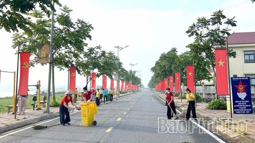 Đường liên thôn được trải nhựa bằng phẳng sạch đẹp đi vào trung tâm xã.