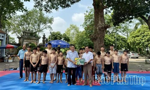 Ban tổ chức tặng quà cho các học viên.