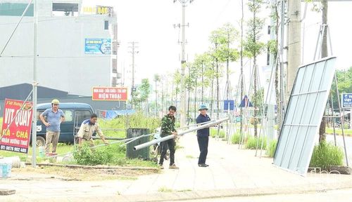 Người dân phối hợp tháo dỡ công trình trong chỉ giới quy hoạch, tạo mặt bằng phục vụ triển khai các dự án hạ tầng, góp phần mở rộng không gian phát triển của phường Phú Thọ.