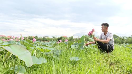 Anh Lê Duy Trinh bên hồ sen - Ảnh: N.T 