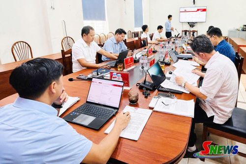 Cán bộ, công chức xã Chiềng Khoong tập huấn sử dụng phòng họp không giấy.