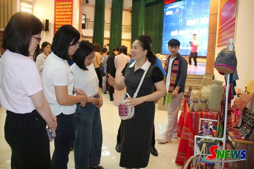 Chị Điêu Thị Nhất, xã Quỳnh Nhai giới thiệu sản phẩm quà tặng du lịch tại một sự kiện của Trường Đại học Tây Bắc.