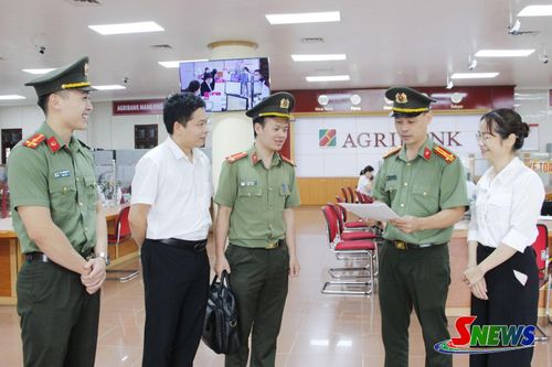 Cán bộ Phòng An ninh kinh tế kiểm tra công tác bảo đảm ANTT tại Agribank Chi nhánh Sơn La.