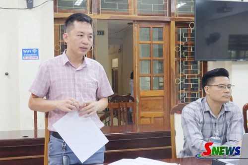 Đại diện Văn phòng Đăng ký đất đai phát biểu.