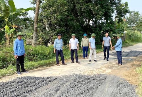 Lãnh đạo xã Bình Ca kiểm tra công tác sửa chữa các tuyến đường xuống cấp trên địa bàn xã.
