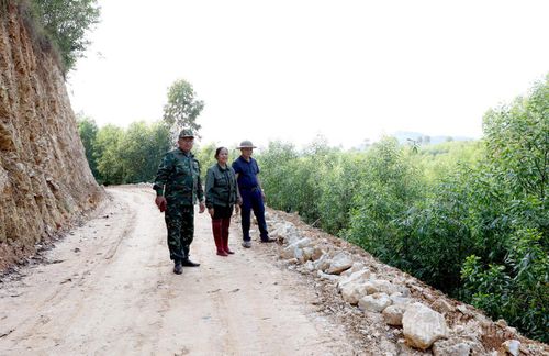 Ông Phạm Ngọc Tân (ngoài cùng bên trái) tự nguyện hiến hơn 200m2 đất làm đường giao thông.