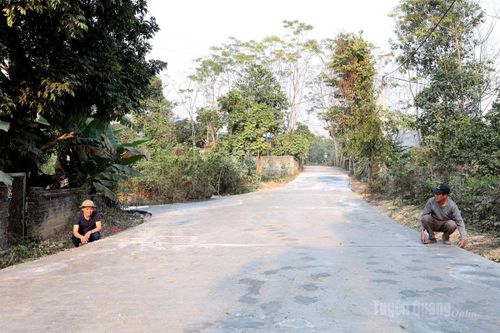 Người dân thôn Kim Ninh đo đạc các tuyến đường.
