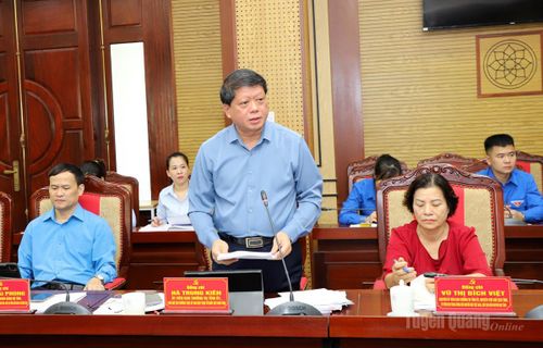 Phó Chủ tịch Thường trực Ủy ban MTTQ tỉnh Hà Trung Kiên báo cáo công tác Mặt trận và các tổ chức chính trị - xã hội, hội quần chúng tại hội nghị.