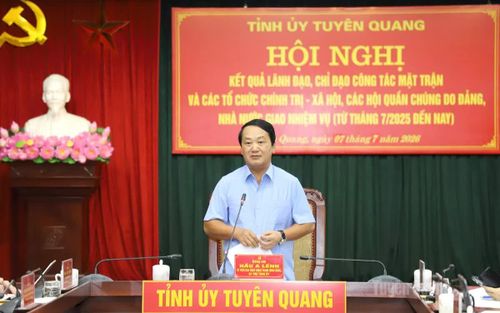 Bí thư Tỉnh ủy Hầu A Lềnh phát biểu kết luận hội nghị.