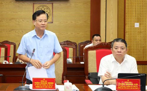 Trưởng Ban Tổ chức Tỉnh ủy Trần Quang Minh thảo luận tại hội nghị.