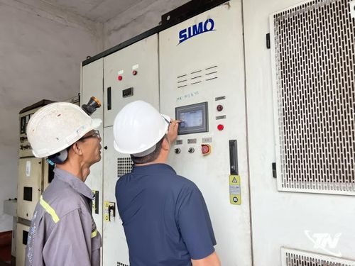 Ông Cao Tiểu Phong (Áo sẫm), chuyên gia xử lý môi trường, Công ty TNHH SIMO (Trung Quốc) đang trực triếp kiểm tra thông số kỹ thuật sau khi sửa chữa, khắc phục, lắp đặt lại thiết bị.