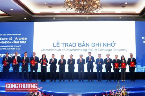 Phó Thủ tướng Nguyễn Văn Thắng và các đại biểu chứng kiến lãnh đạo thành phố Đà Nẵng trao các biên bản ghi nhớ quan trọng với các đối tác trong và ngoài nước.