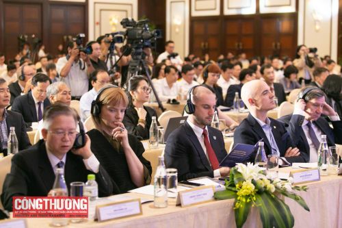Các đại biểu tham dự lễ khai mạc.