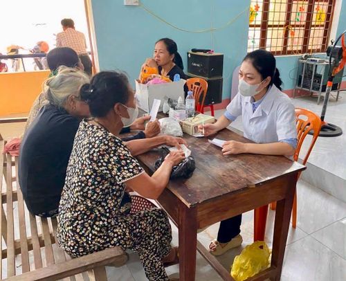  Hơn 90.000 người thuộc nhóm ưu tiên gồm người có công với cách mạng và người khuyết tật sẽ được tập trung khám sức khỏe đợt này. 