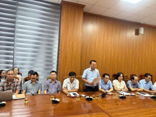 Ông Đỗ Quốc Tiệp - Phó Giám đốc CDC Quảng Trị thảo luận tại hội nghị 