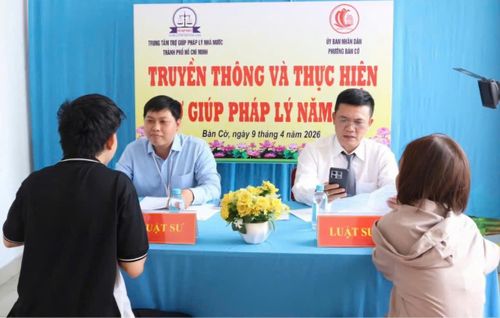 Tư vấn pháp luật miễn phí cho người dân tại UBND phường Bàn Cờ. Ảnh: Phan Anh