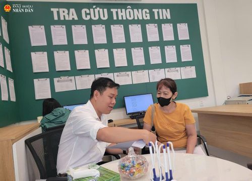 Nhu cầu được tư vấn, hỗ trợ về pháp luật của người dân hiện nay rất lớn. Trong ảnh, một người dân được nhân viên Trung tâm Phục vụ hành chính công phường Tăng Nhơn Phú tư vấn liên quan vấn đề nhà, đất. Ảnh: Quang Phương