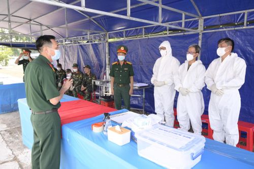 Phó Chính ủy Bộ CHQS tỉnh An Giang, Đại tá Cao Minh Tâm, Bộ CHQS tỉnh An Giang quán triệt các nội dung đến lực lượng lấy mẫu hài cốt liệt sĩ. Ảnh: Phương Vũ