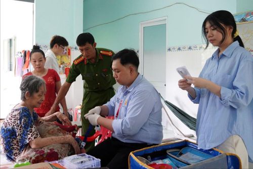 Lực lượng chức năng đến tận nhà thân nhân liệt sĩ để thu nhận sinh phẩm ADN