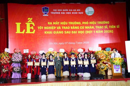 Trao bằng tốt nghiệp cho 772 tân khoa, khai giảng năm học mới. Ảnh: VNU