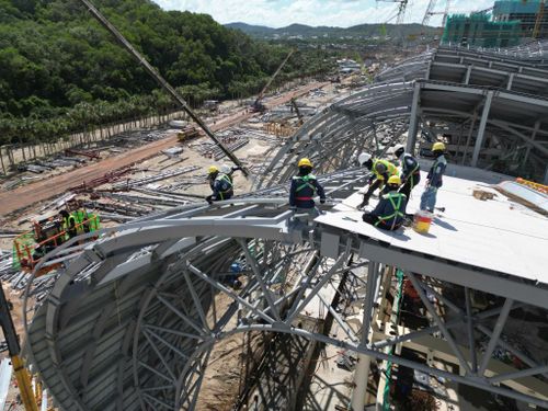 Các kỹ sư, công nhân đang "vượt nắng, thắng mưa" để sớm đưa công trình về đích đúng kế hoạch. Ảnh: Lê Nam