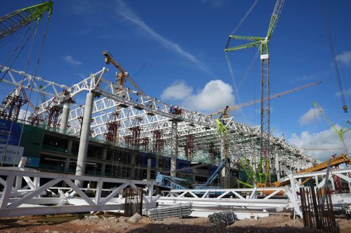 Tại nhà ga T2, các nhà thầu đang khẩn trương thi công, hiện mỗi ngày có khoảng 3.600 kỹ sư, công nhân, giám sát làm việc tại công trường. Ảnh: Lê Nam