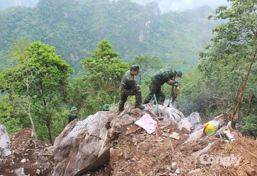 Đội tìm kiếm, quy tập hài cốt liệt sĩ thuộc Bộ CHQS tỉnh khoan đá tai mèo tại cửa hang Quây, điểm cao 685, xã Thanh Thủy để tìm kiếm hài cốt liệt sĩ. Ảnh: Tư liệu