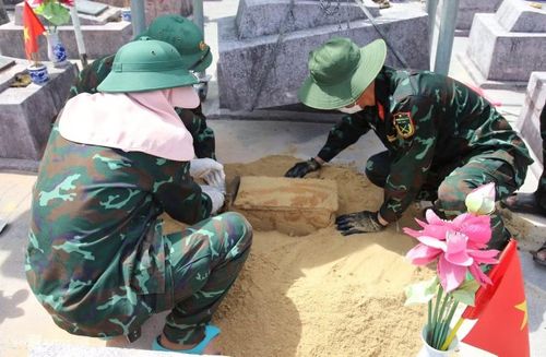 Lực lượng chức năng lấy mẫu ADN hài cốt liệt sĩ tại Nghĩa trang Liệt sĩ Ba Dốc, Quảng Trị.